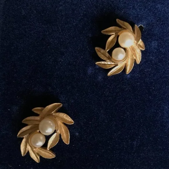 Vintage 1971 Avon Evening Creation Earrings - Picture 5 of 8